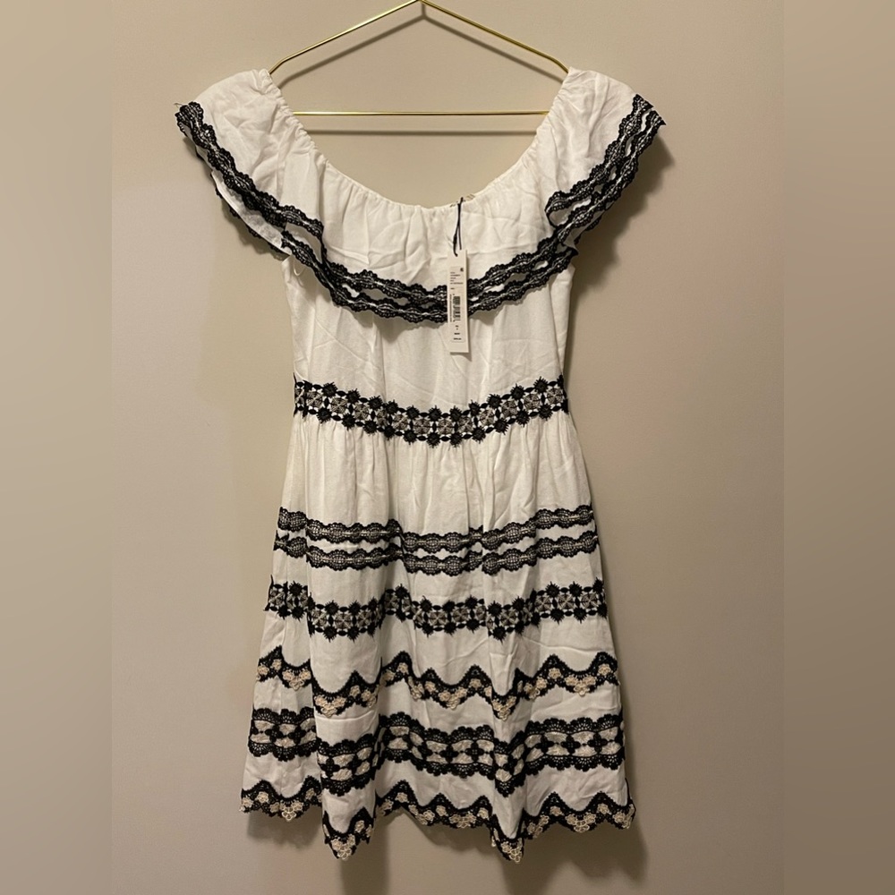 Alice + Olivia Black & White Rozzi Off Shoulder Lace Trim Embroidery Dress - Picture 3 of 13